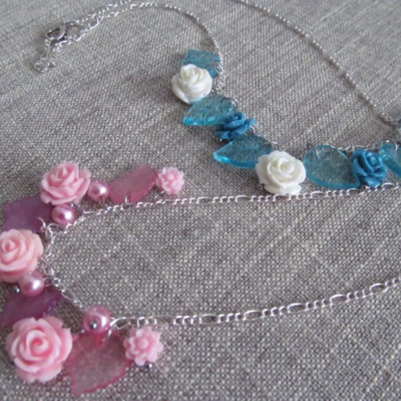 Sping flower necklace - Picture 3 of 3